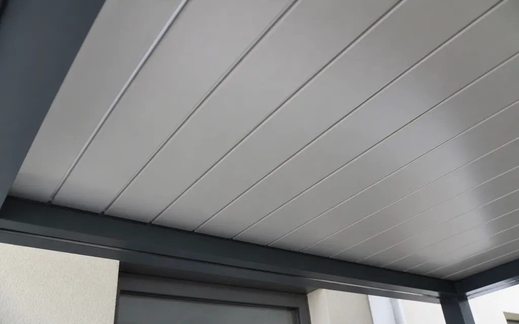 Lames orientables de pergola bioclimatique vues de dessous, position fermée