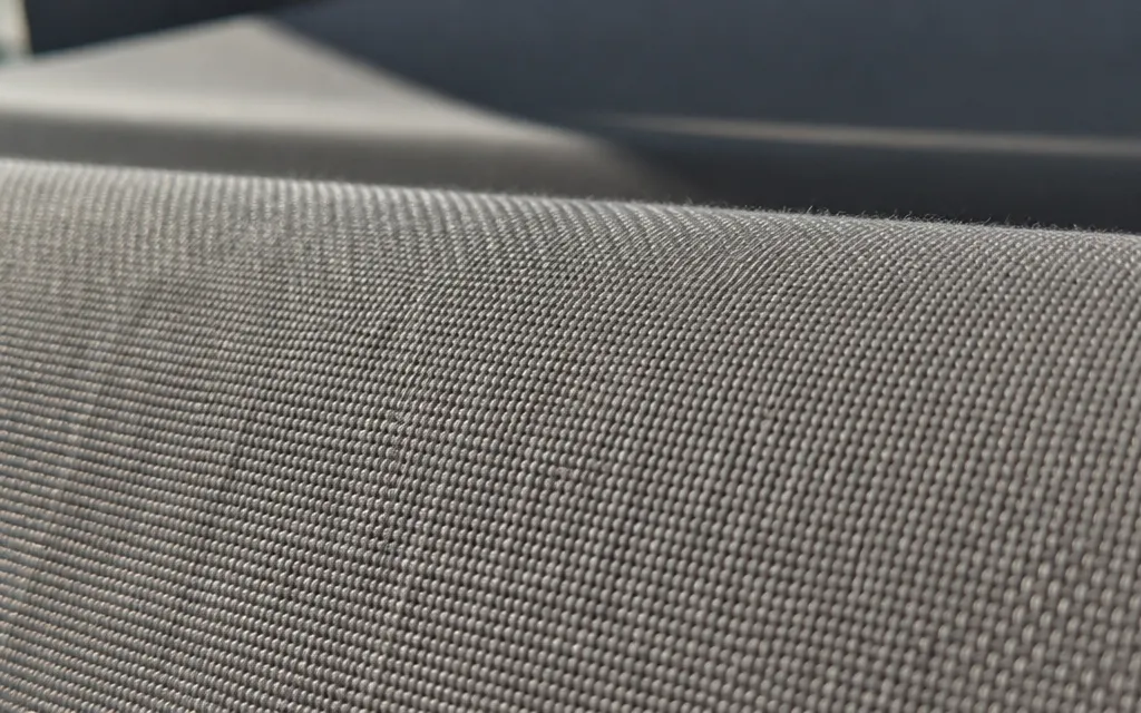 Gros plan sur la texture d’une toile de store banne, fibres visibles