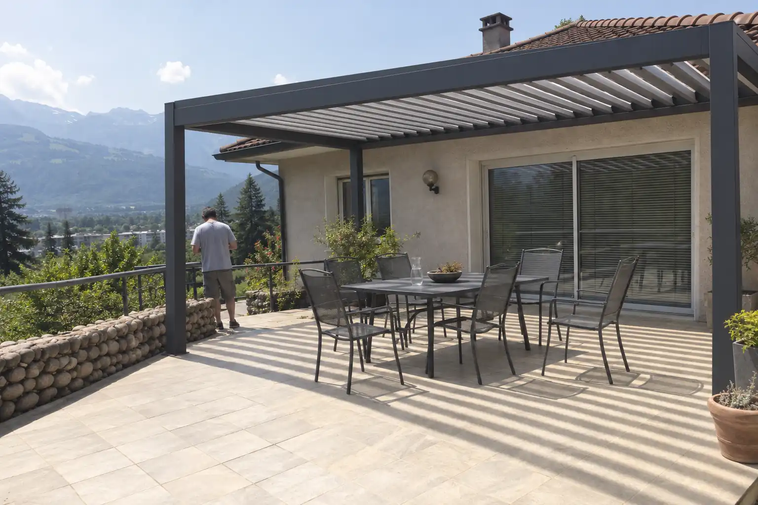 La même terrasse couverte d’une pergola bioclimatique, ombre rayée des lames sur la table